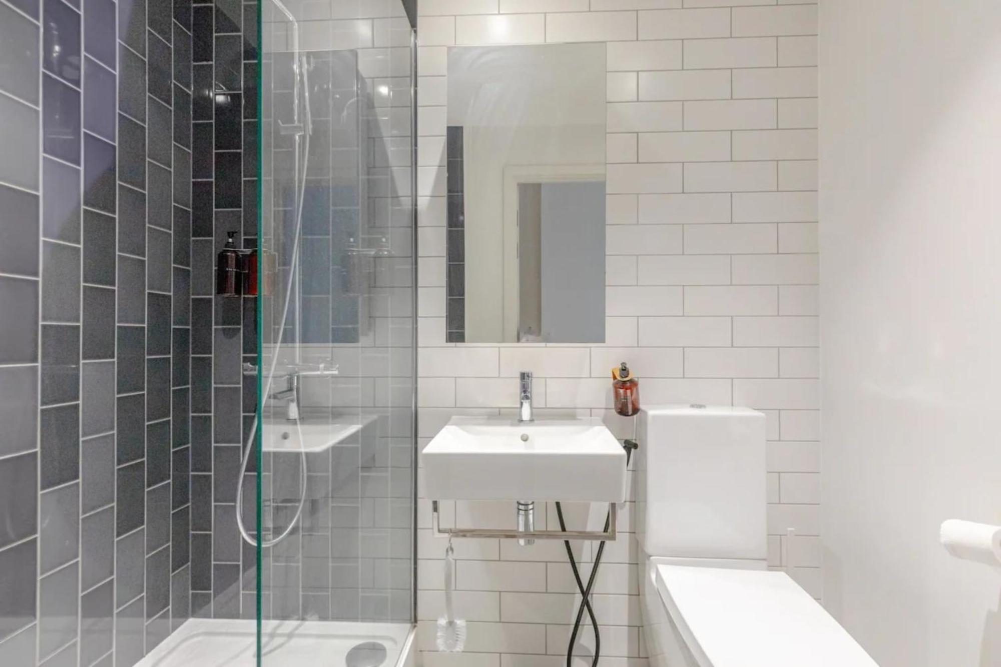 Charm & Convenience 3 Bed Near Excel Leilighet *