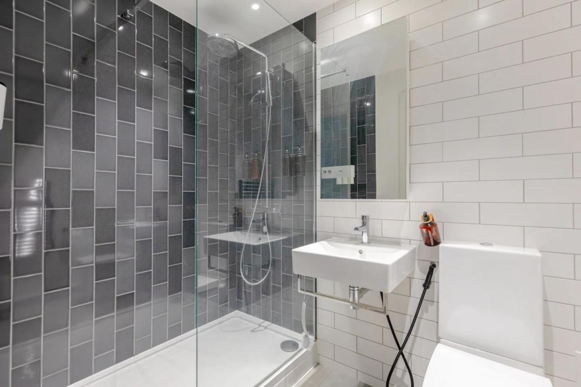 Charm & Convenience 3 Bed Near Excel Leilighet *