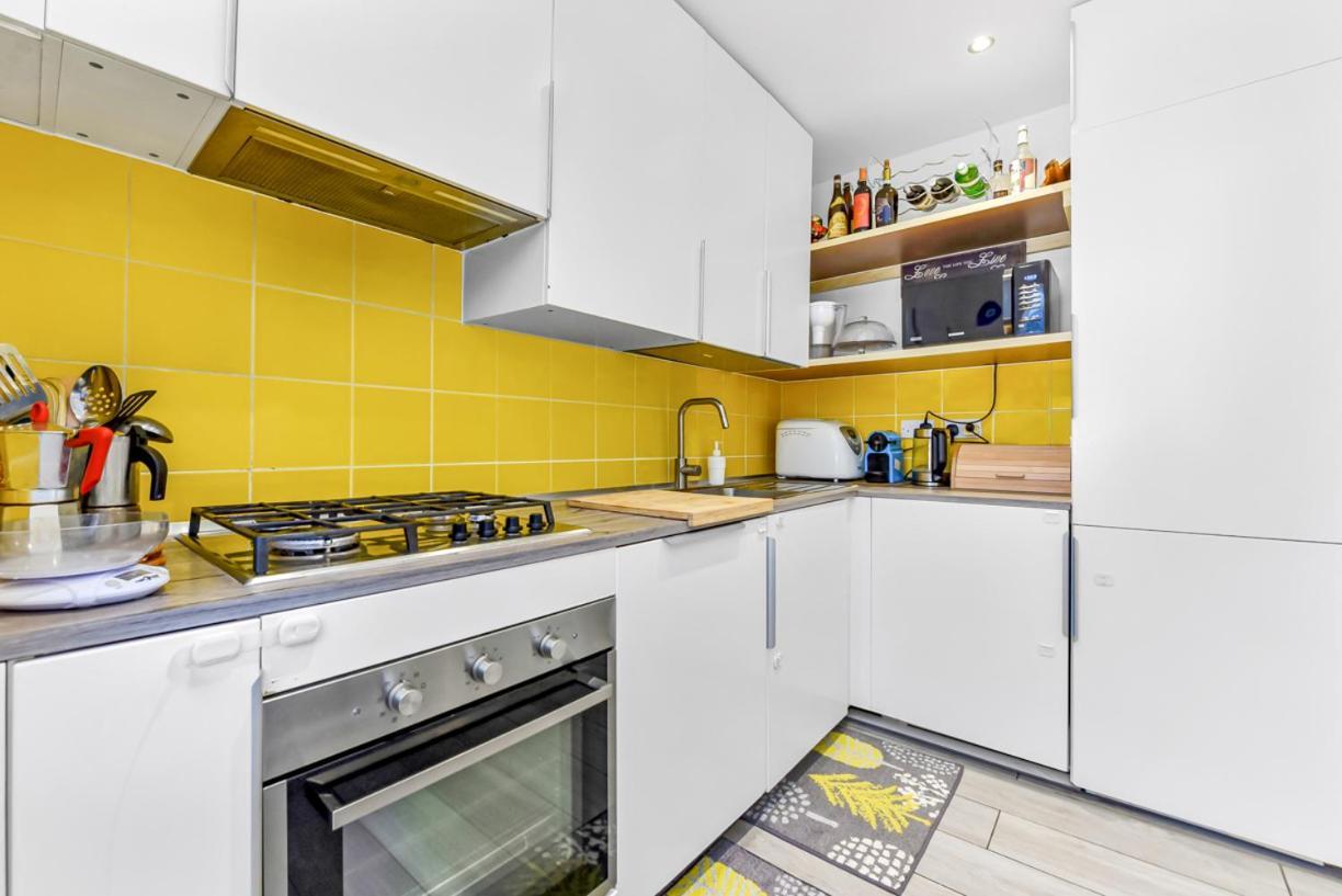 Family House In The Heart Of Hanwell With 5 Stars! * Londen