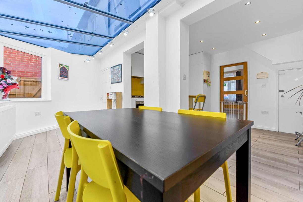 Vakantiehuis Family House In The Heart Of Hanwell With 5 Stars!