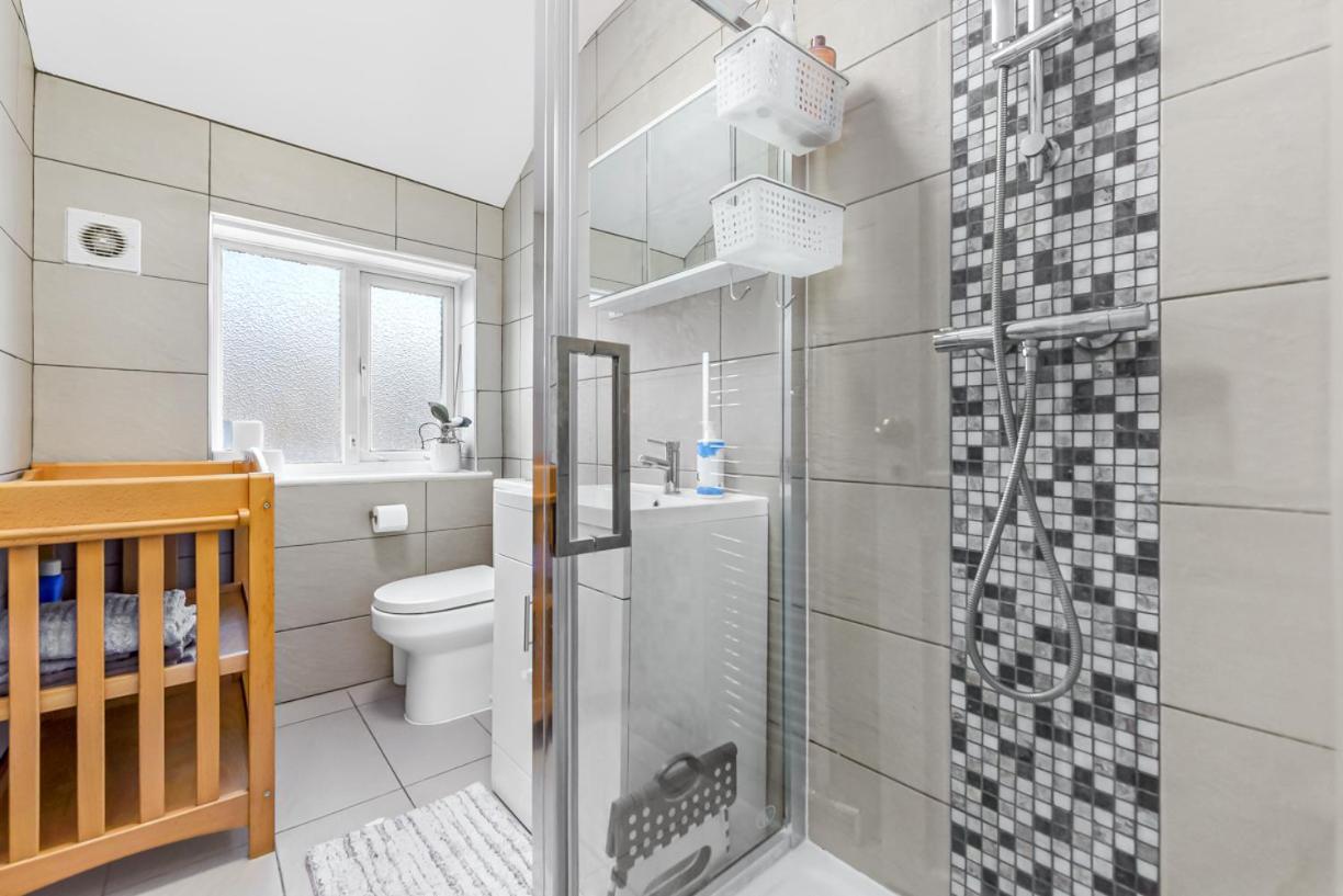 Family House In The Heart Of Hanwell With 5 Stars! Vakantiehuis Londen