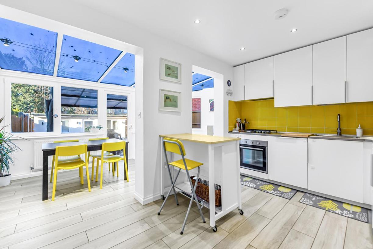 Vakantiehuis Family House In The Heart Of Hanwell With 5 Stars! *