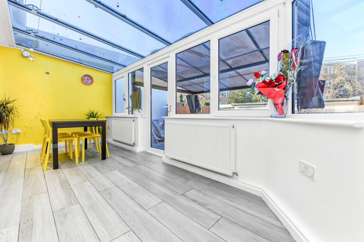 Vakantiehuis Family House In The Heart Of Hanwell With 5 Stars! Londen