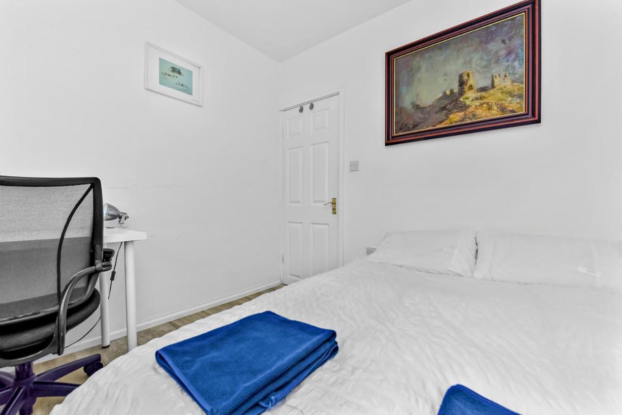 Family House In The Heart Of Hanwell With 5 Stars! Vakantiehuis