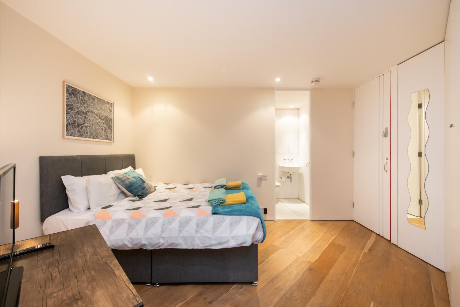 Pollen Street, Three-bedroom Flat Lägenhet London