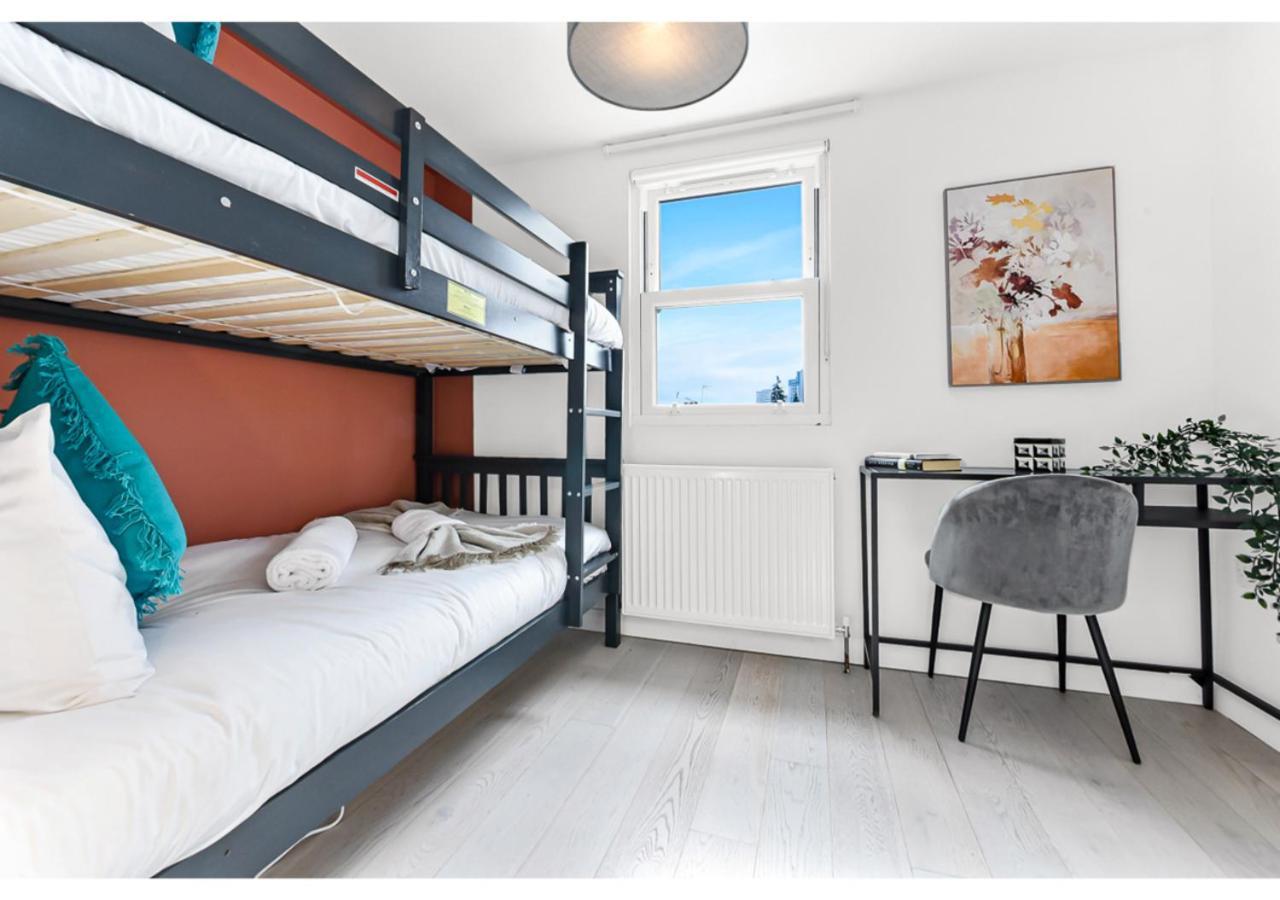 Earth Tones & Greenery: 4br Flat Sleeps 8 Londra