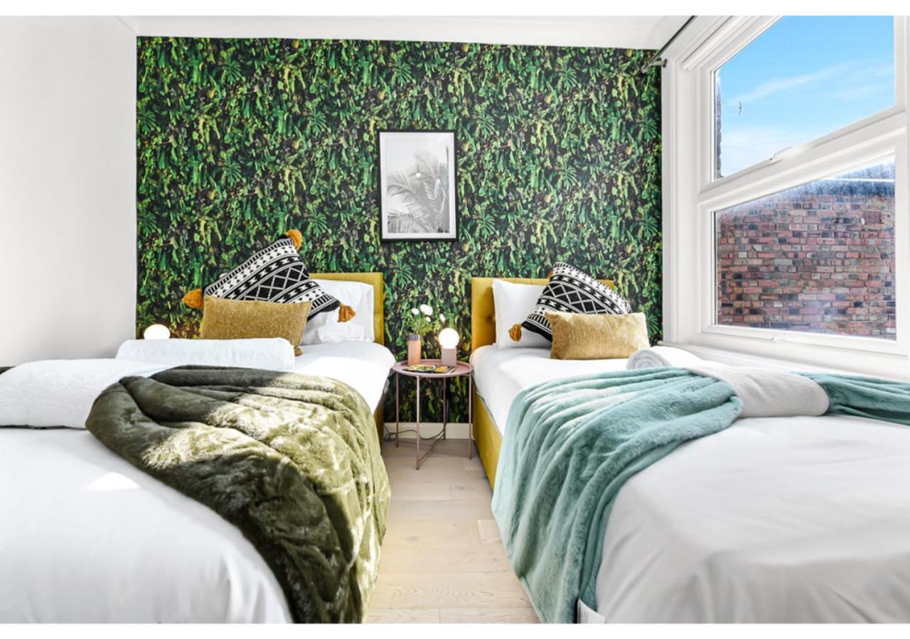 Earth Tones & Greenery: 4br Flat Sleeps 8 * Londra