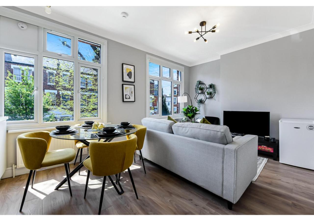 Energizing Getaway: Newly Renovated 2 Bedroom Flat * Londen