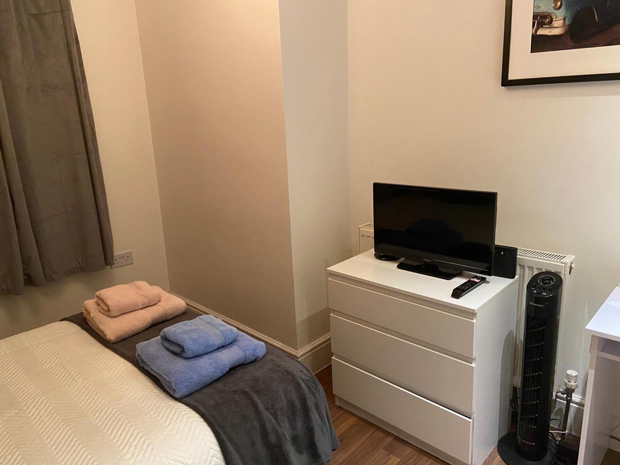 Notting Hill Next Door Bedroom In The Share Flat * Londres