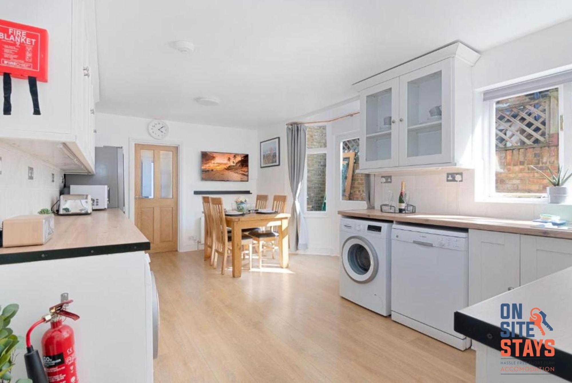 Onsitestays - Tranquil 2 Bedroom With Large Kitchen, Private Garden Near Wimbledon Station Appartement *