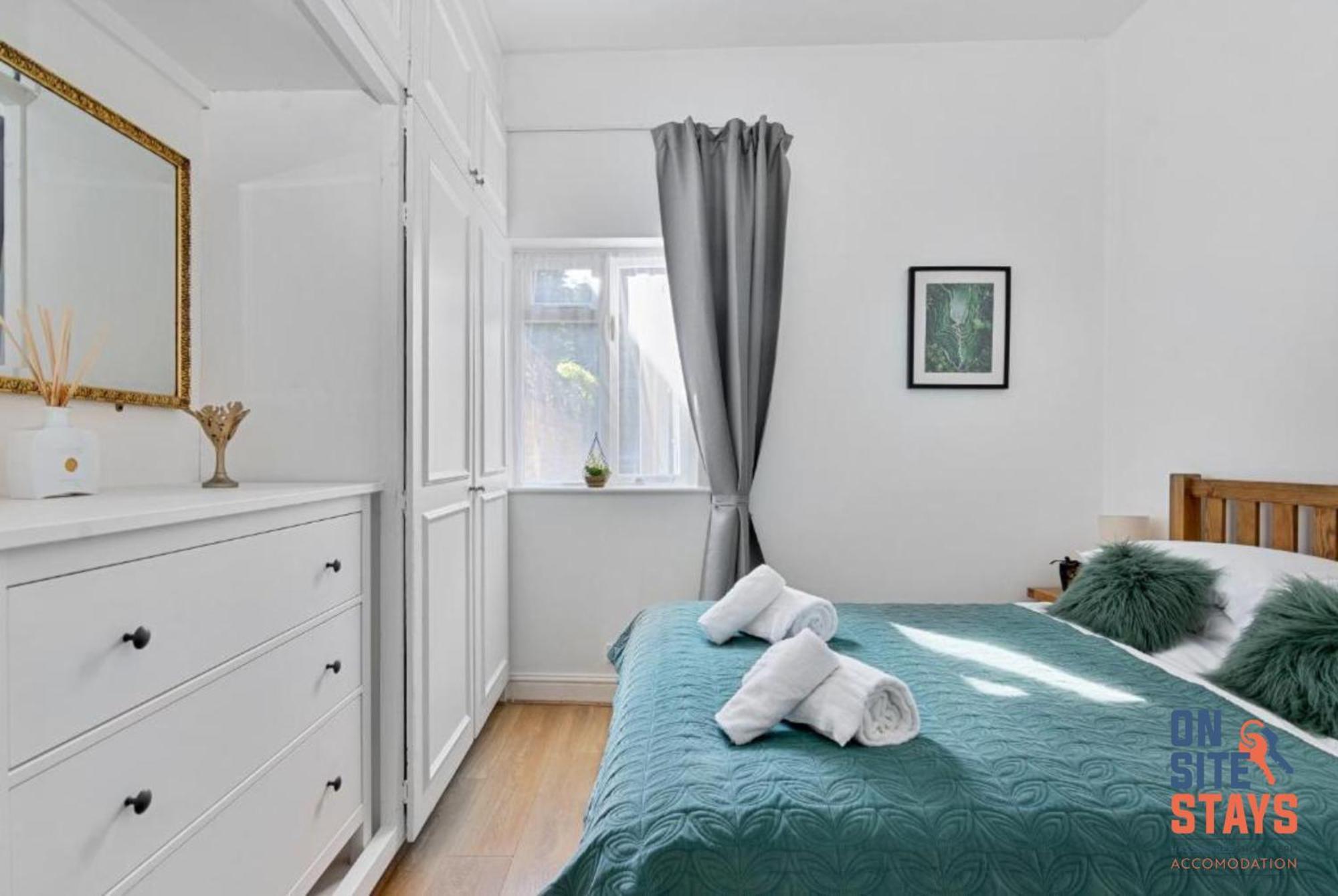 Onsitestays - Tranquil 2 Bedroom With Large Kitchen, Private Garden Near Wimbledon Station Appartement Londres