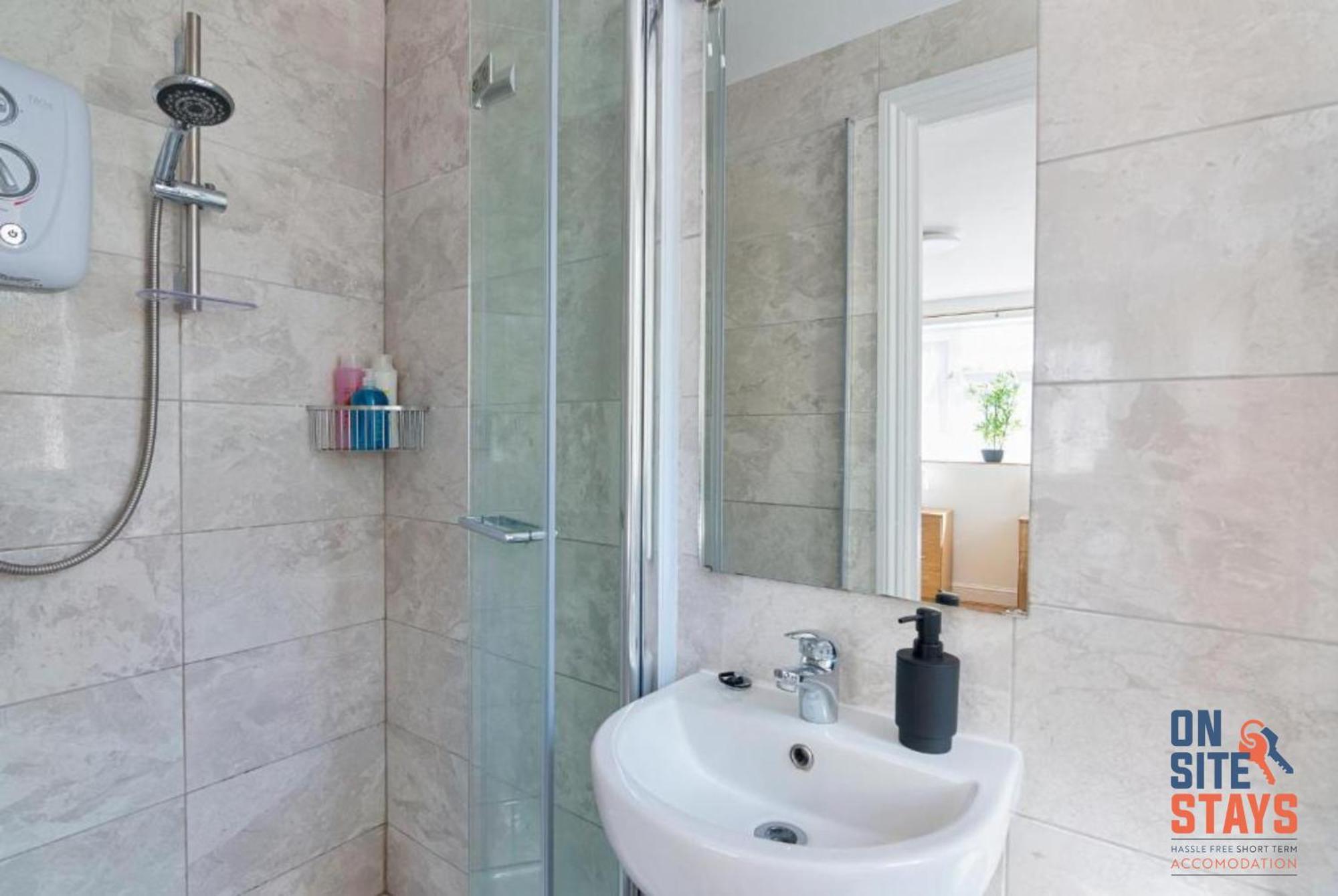 Onsitestays - Tranquil 2 Bedroom With Large Kitchen, Private Garden Near Wimbledon Station Appartement Londres