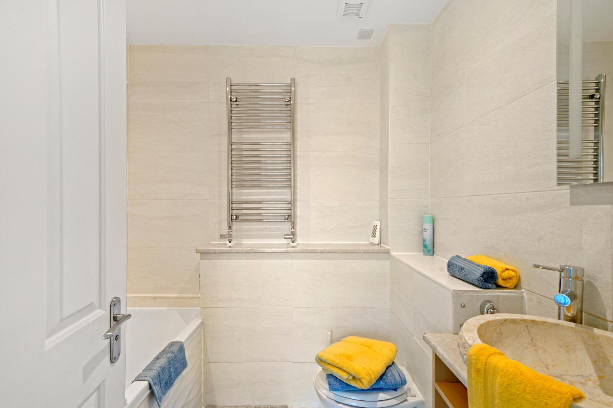 3 Bedroom Mews - Clapham Common - Free Private Parking - Sleeps 5 - Newly Refurbished - Sweetpea & Pillow Feriehus London