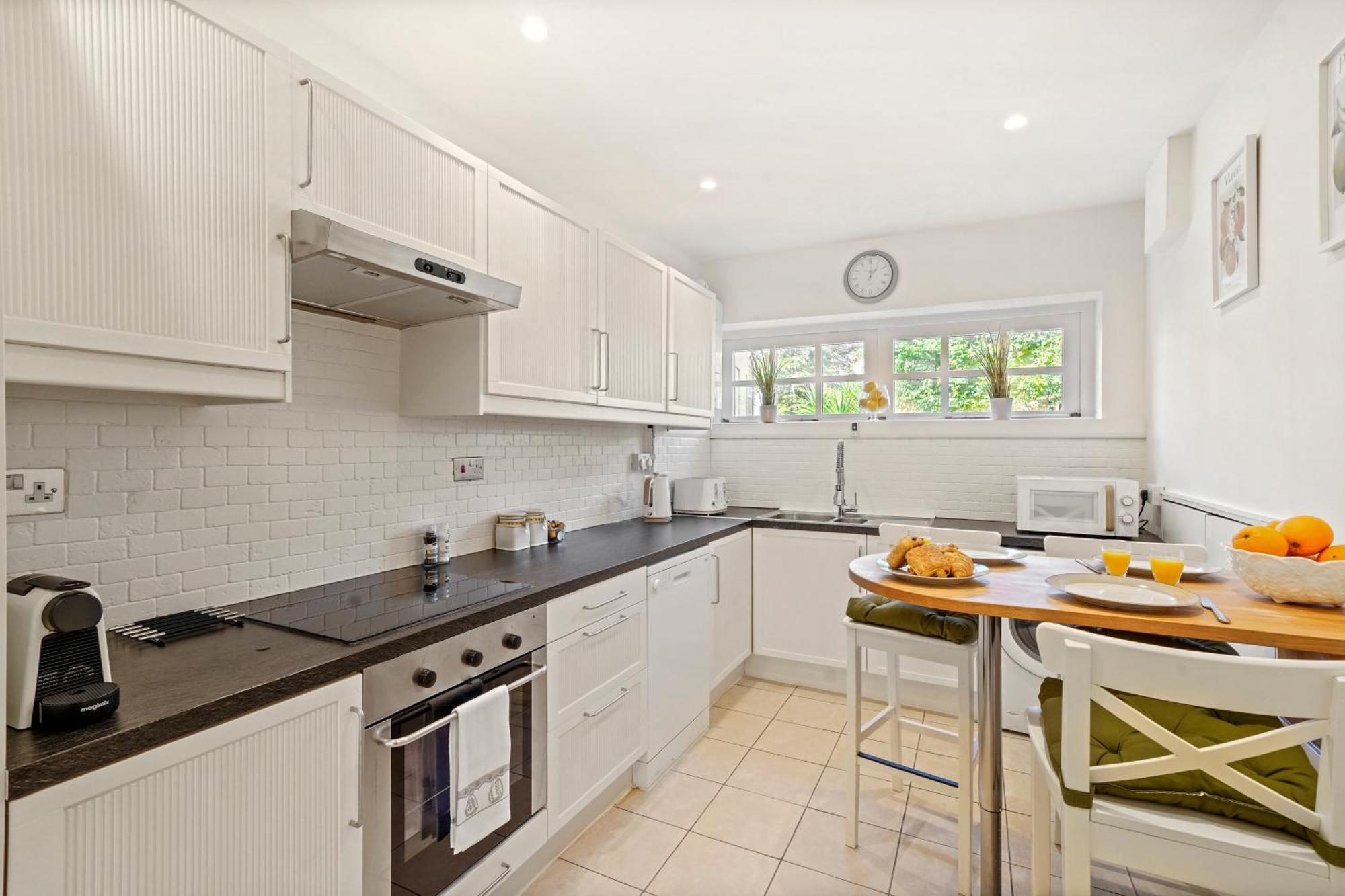 3 Bedroom Mews - Clapham Common - Free Private Parking - Sleeps 5 - Newly Refurbished - Sweetpea & Pillow Feriehus *