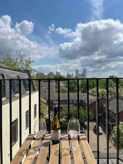 Peaceful Bright City Hide Away With Parking Apartment London