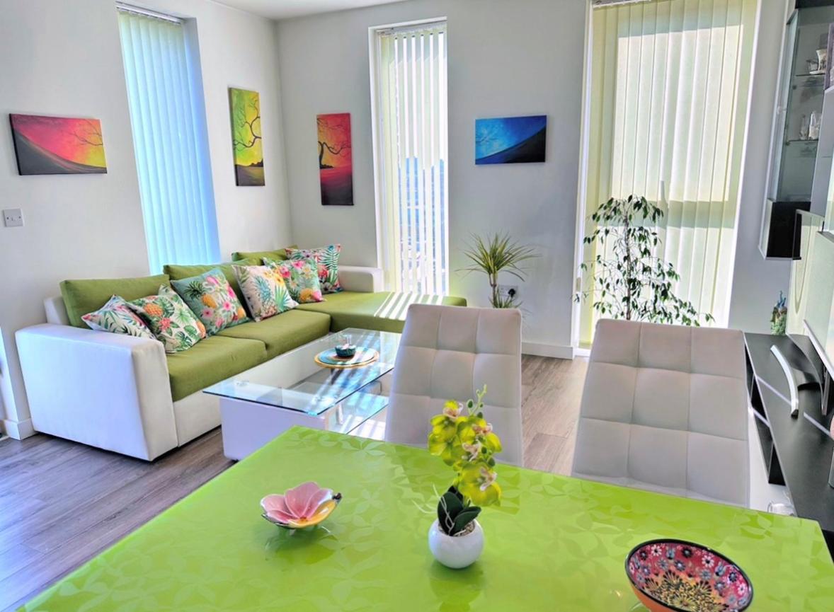 Appartement Spacious 2 Bed Flat Next To Elizabeth Line Londen