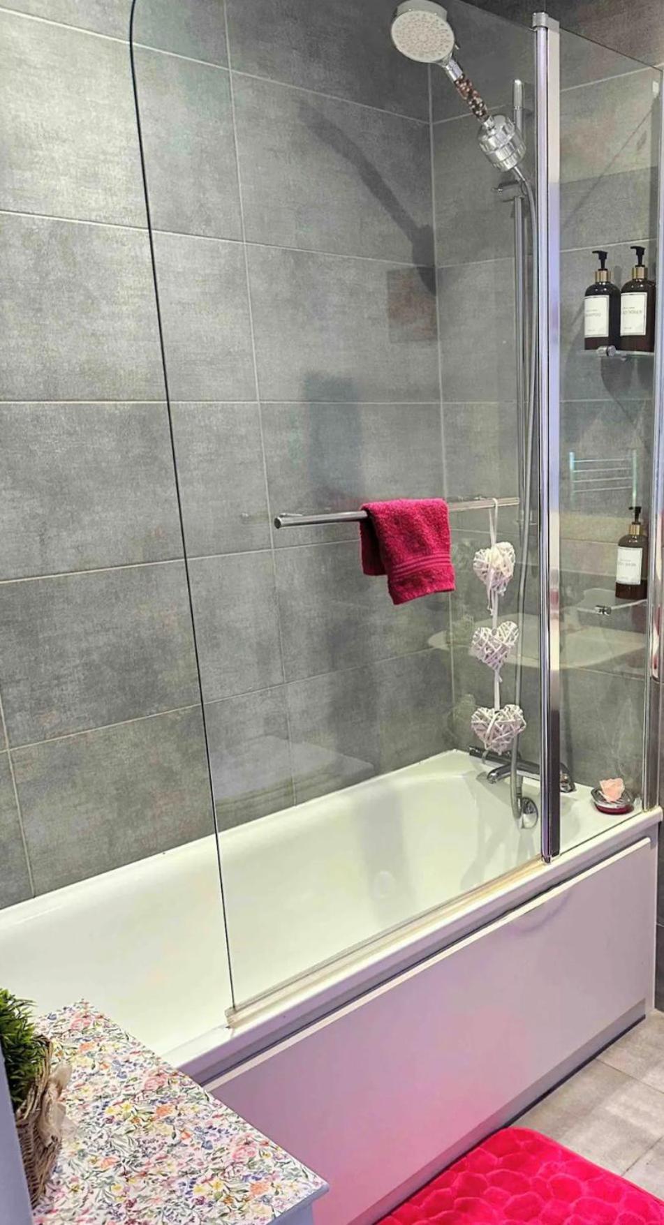 Spacious 2 Bed Flat Next To Elizabeth Line Londen