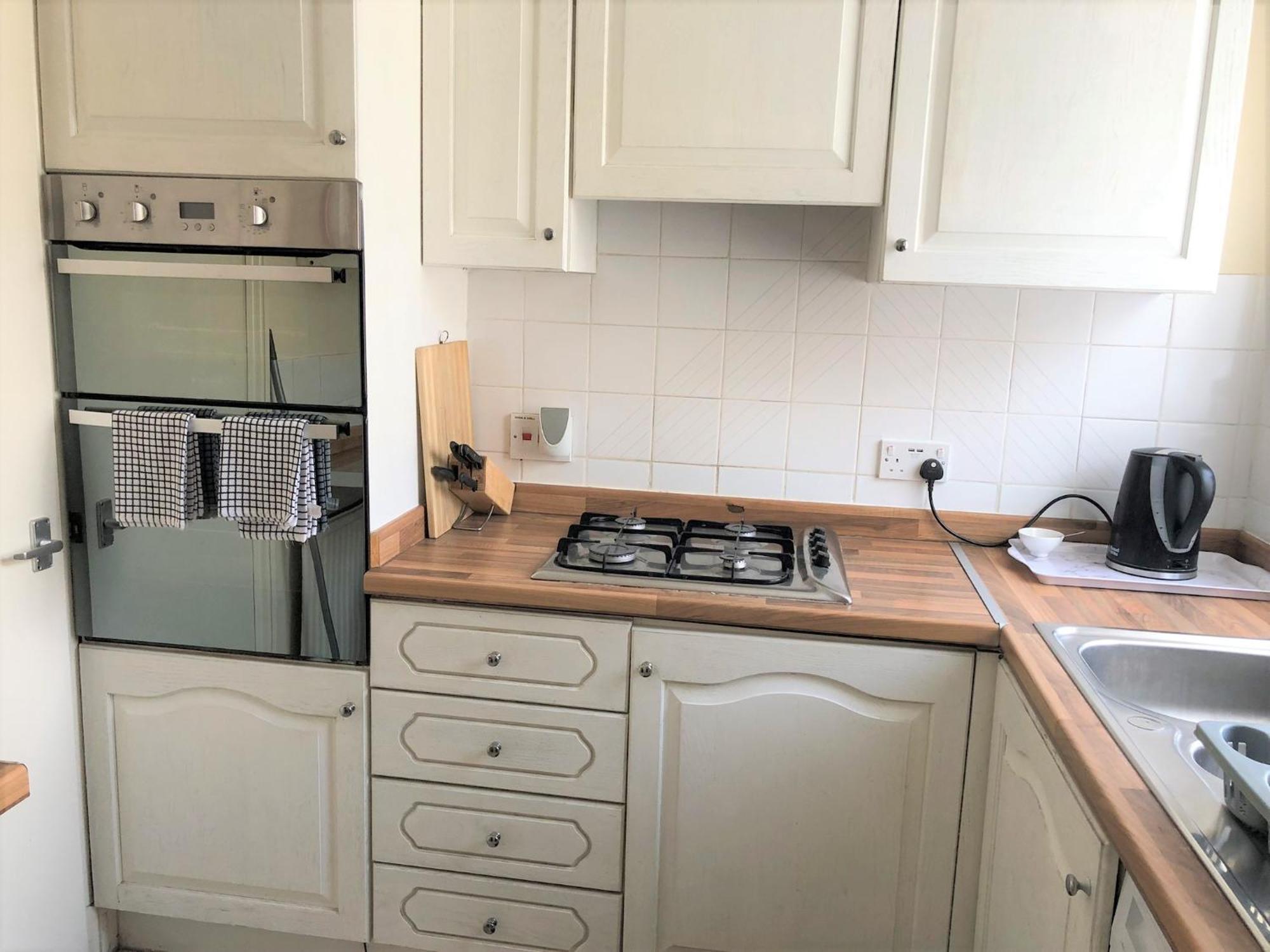 Spacious West 2 Bedroom Apartment *
