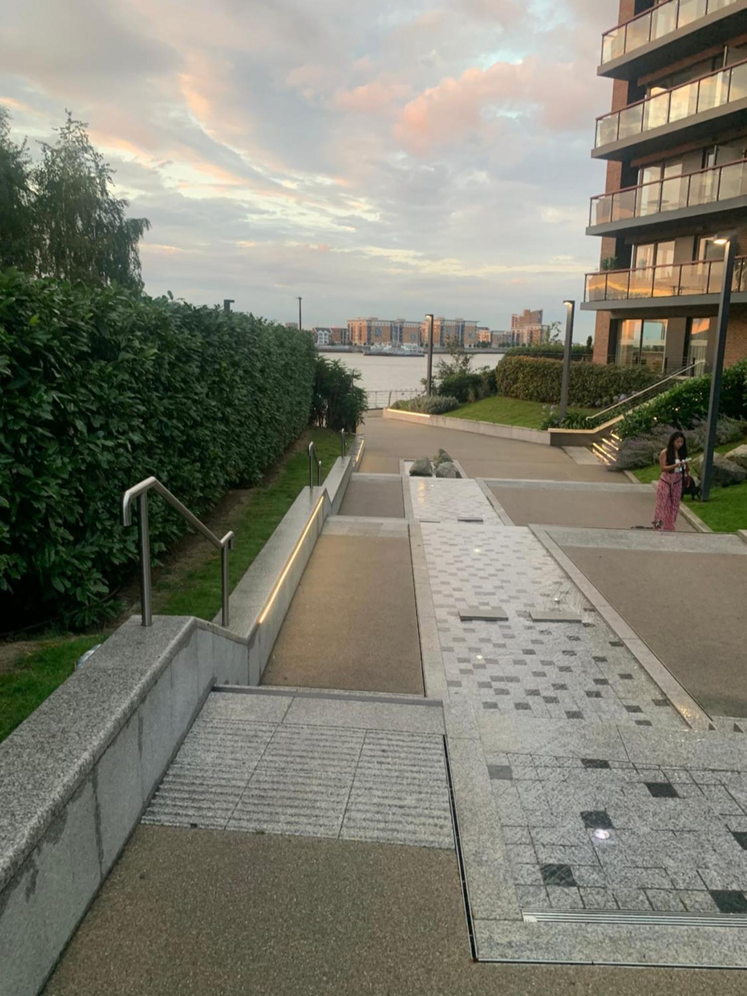 Appartamento Luxury Riverside With Easy Access To London, O2, Excel Centre And Parking *