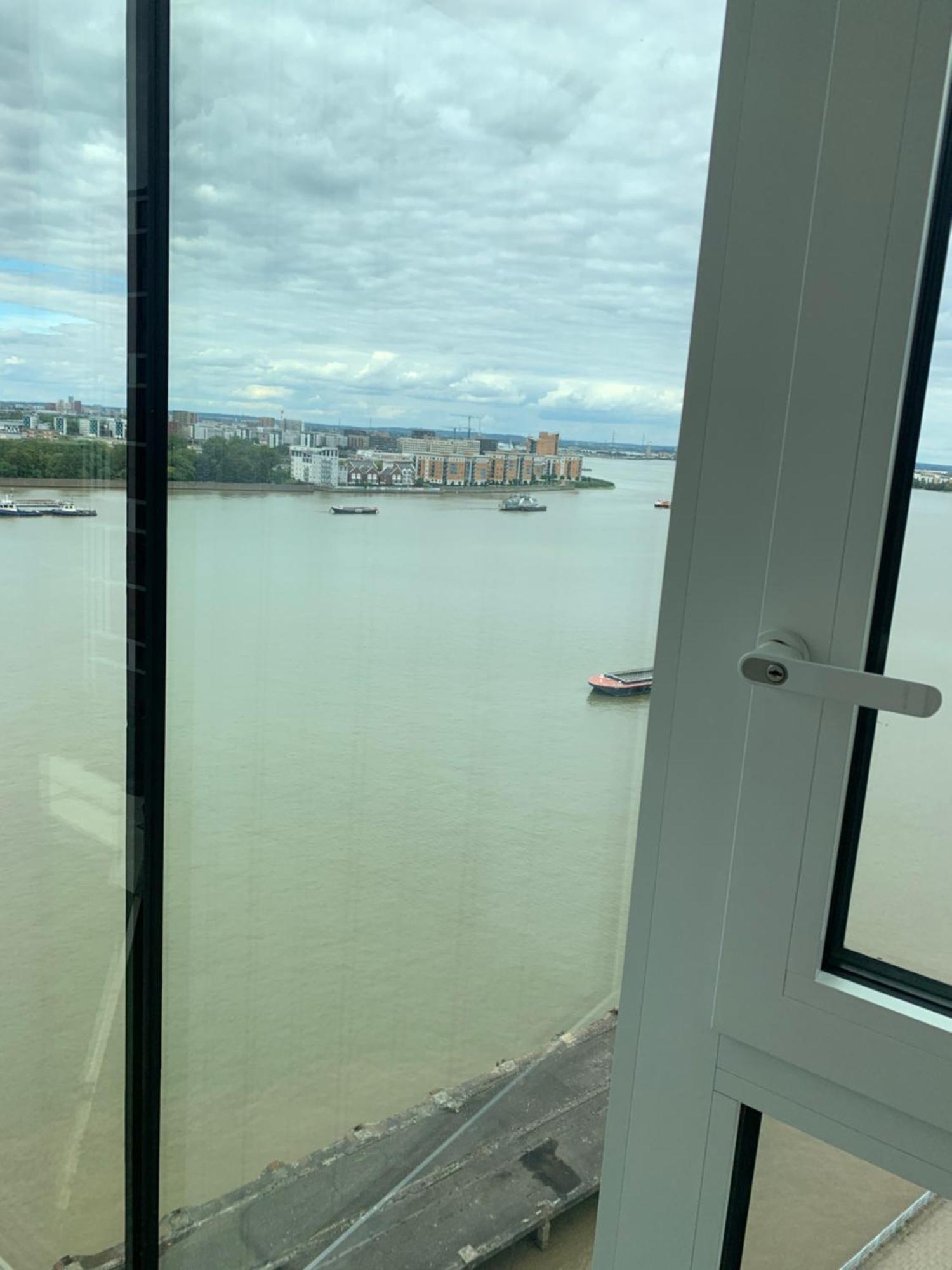 Appartamento Luxury Riverside With Easy Access To London, O2, Excel Centre And Parking *