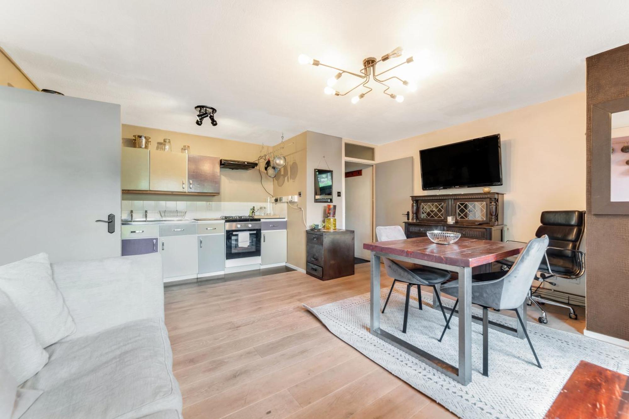 Pass The Keys - Modern Flat In North London