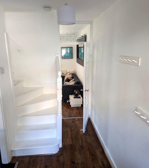 Charming 2-bed Garden Flat Londra