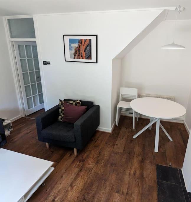 Charming 2-bed Garden Flat Appartamento