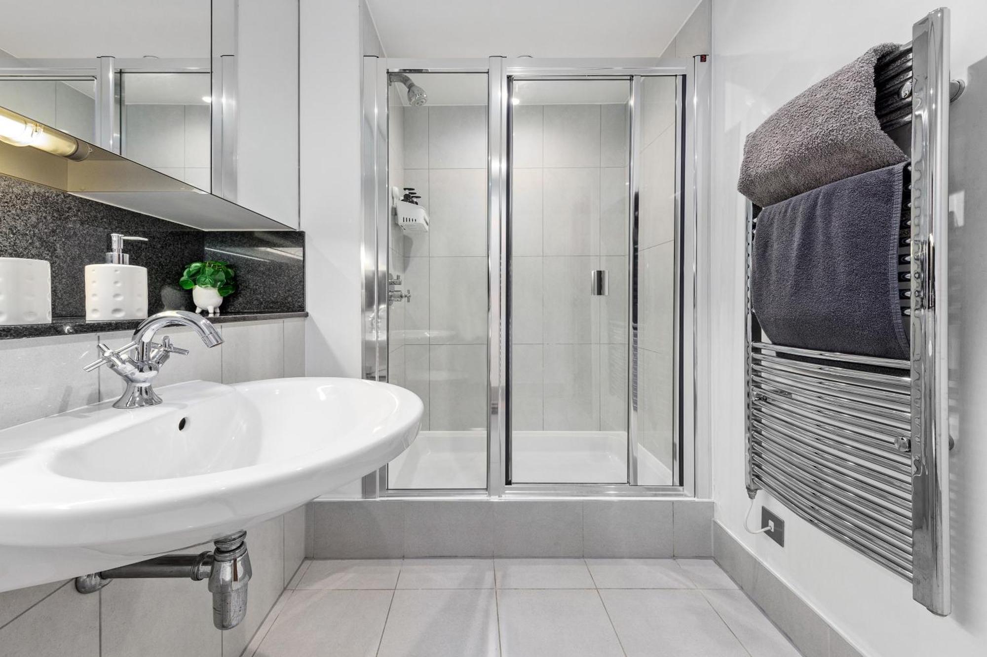 Vauxhall Large 2bedroom With Amazing River View Panoramic Balcony *