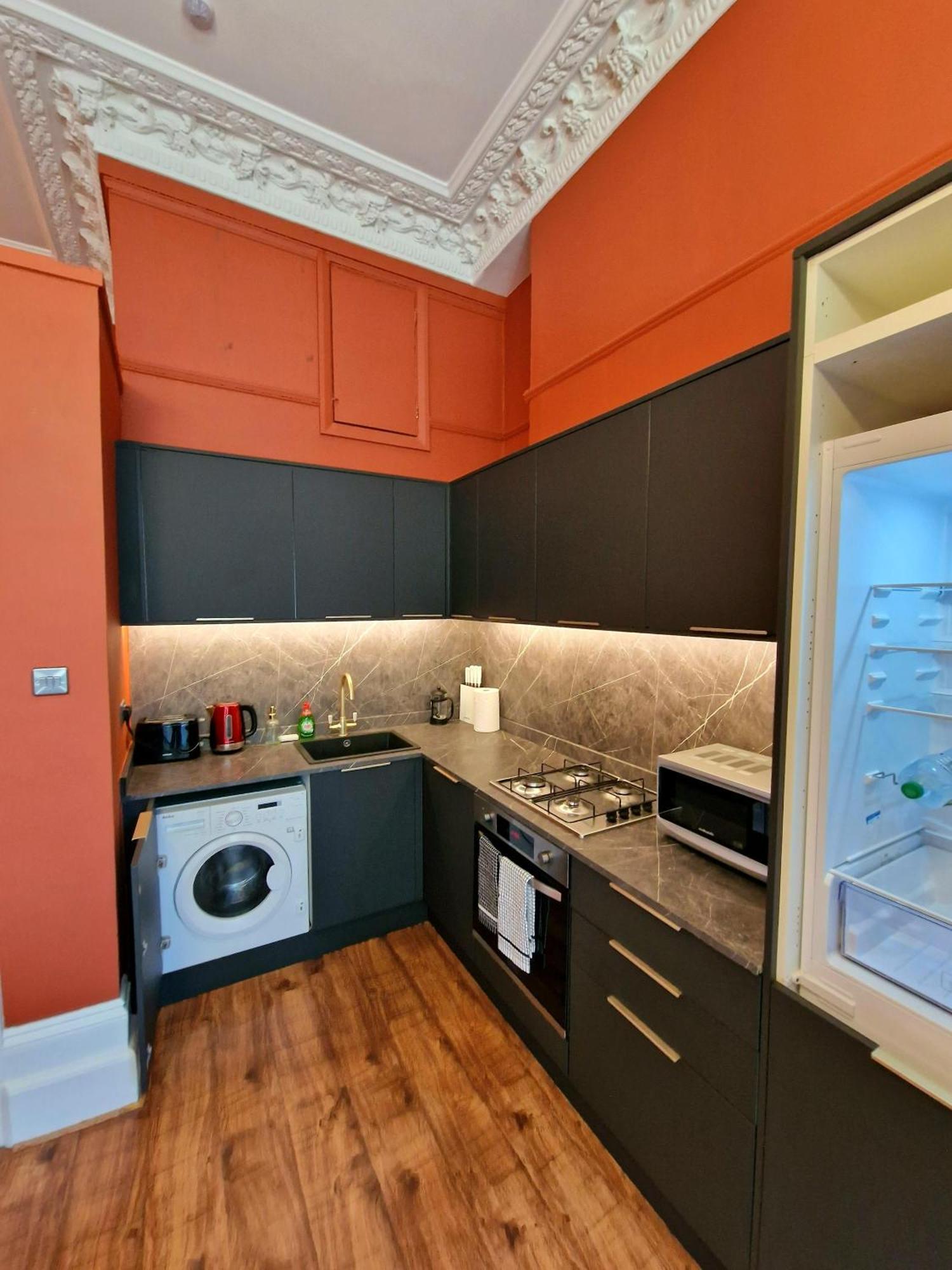 Beautiful Victorian In Hyde Park By Tube Stations - No Stairs Appartement Londen