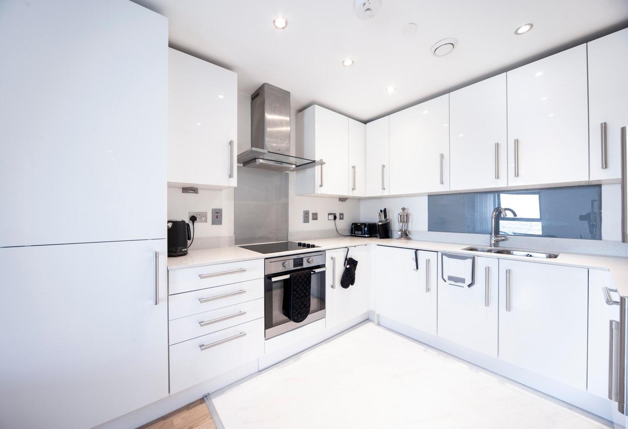 Leilighet Floor - 2 Bed/2 Bath + Private Balcony London