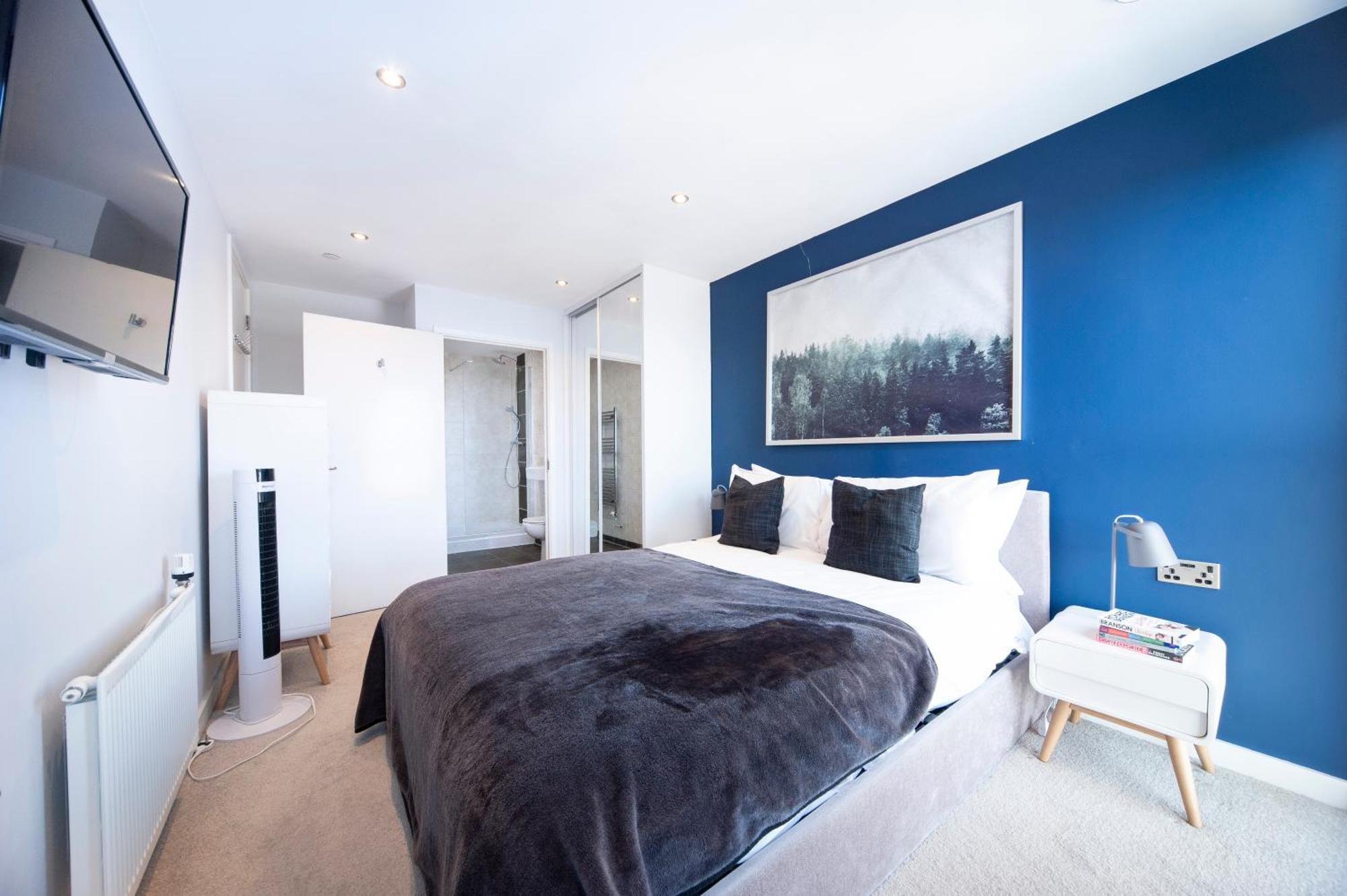 Floor - 2 Bed/2 Bath + Private Balcony Leilighet London