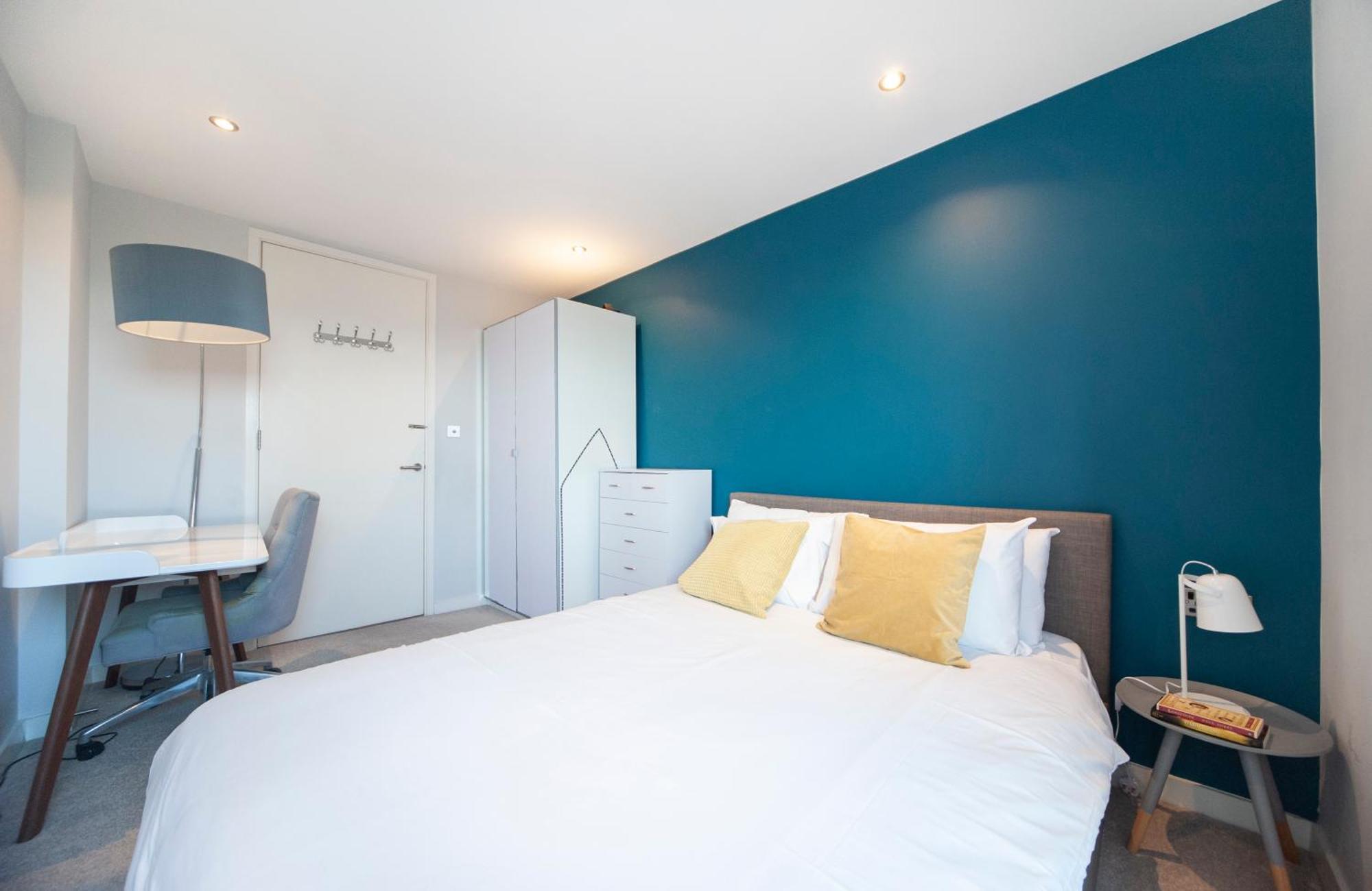 Floor - 2 Bed/2 Bath + Private Balcony Leilighet