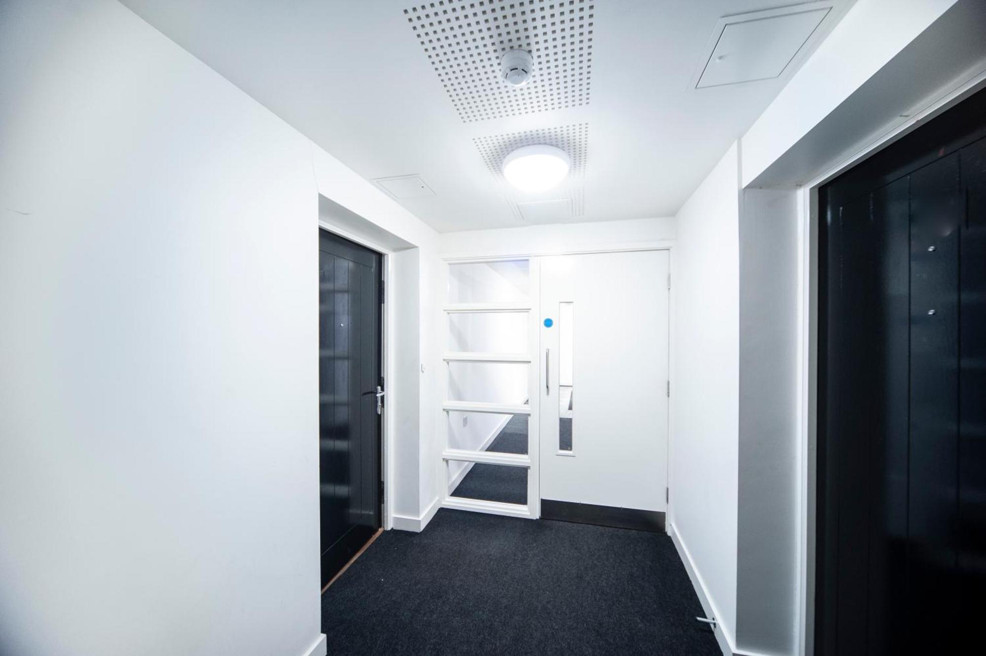 Floor - 2 Bed/2 Bath + Private Balcony Leilighet *