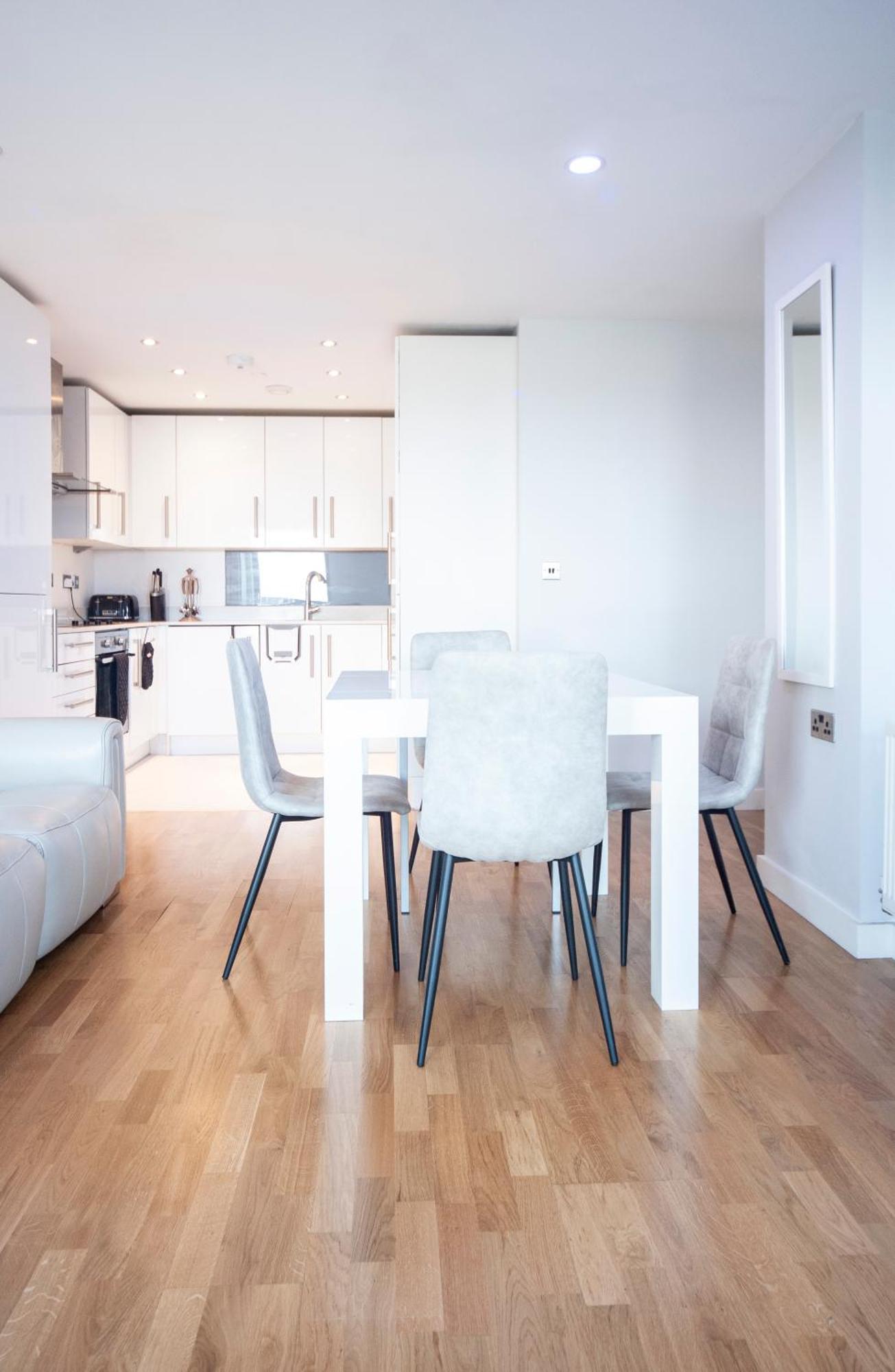 Floor - 2 Bed/2 Bath + Private Balcony Leilighet London