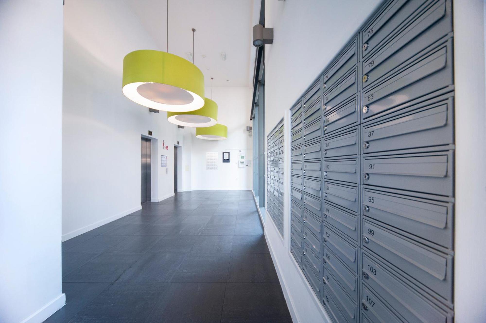 Floor - 2 Bed/2 Bath + Private Balcony Leilighet