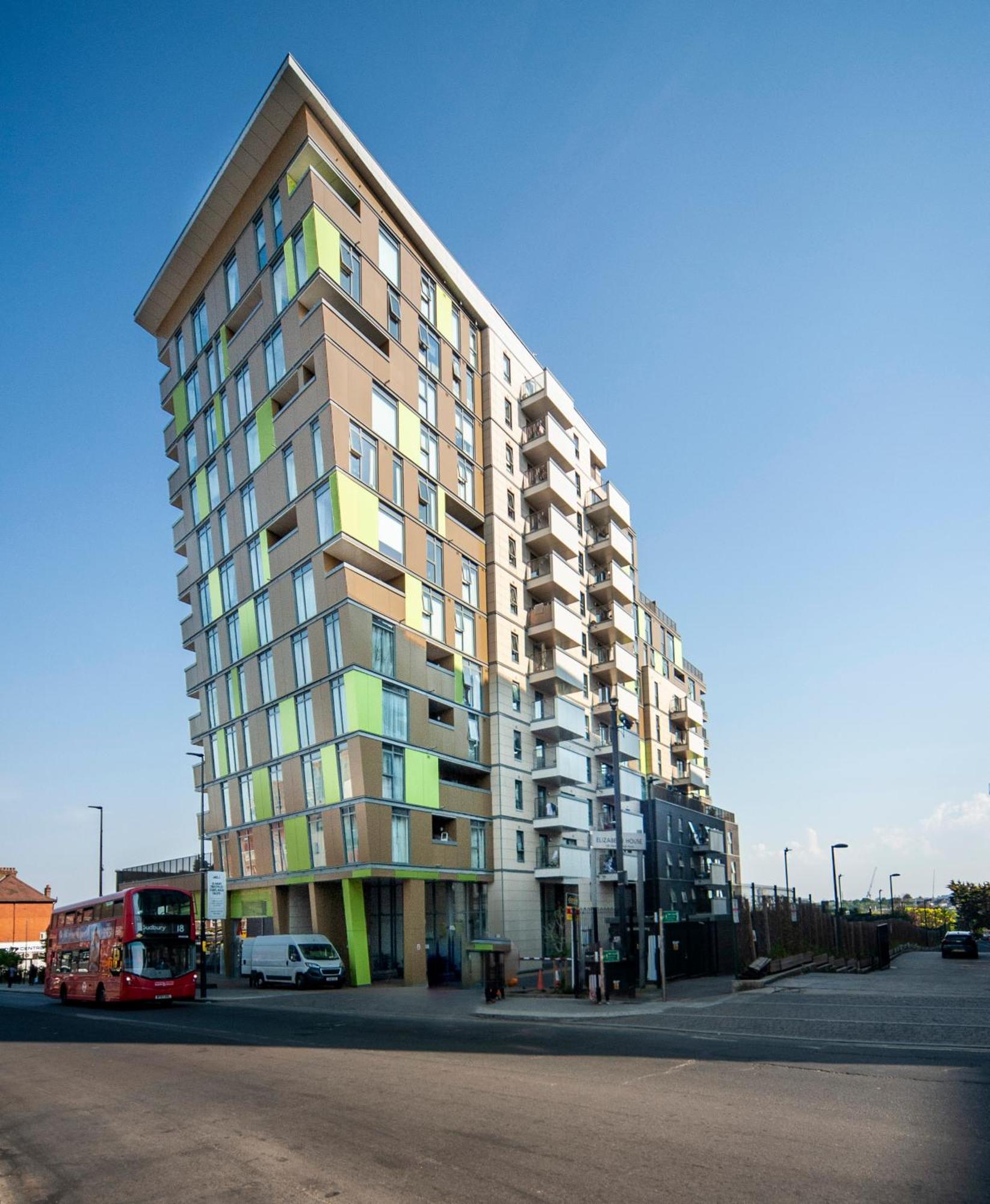 Leilighet Floor - 2 Bed/2 Bath + Private Balcony