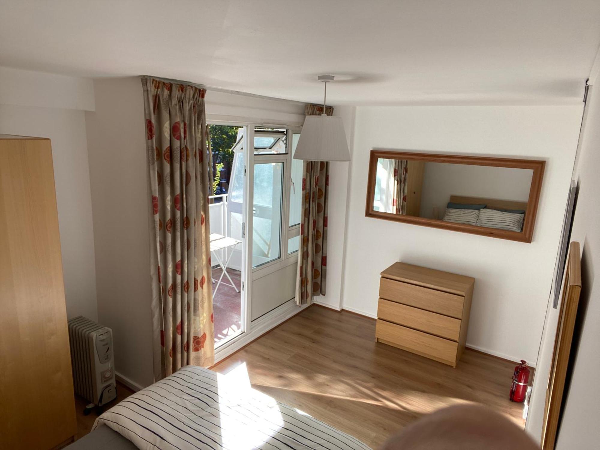 Beautiful 2 Bedroom & Balcony Flat In Lägenhet London