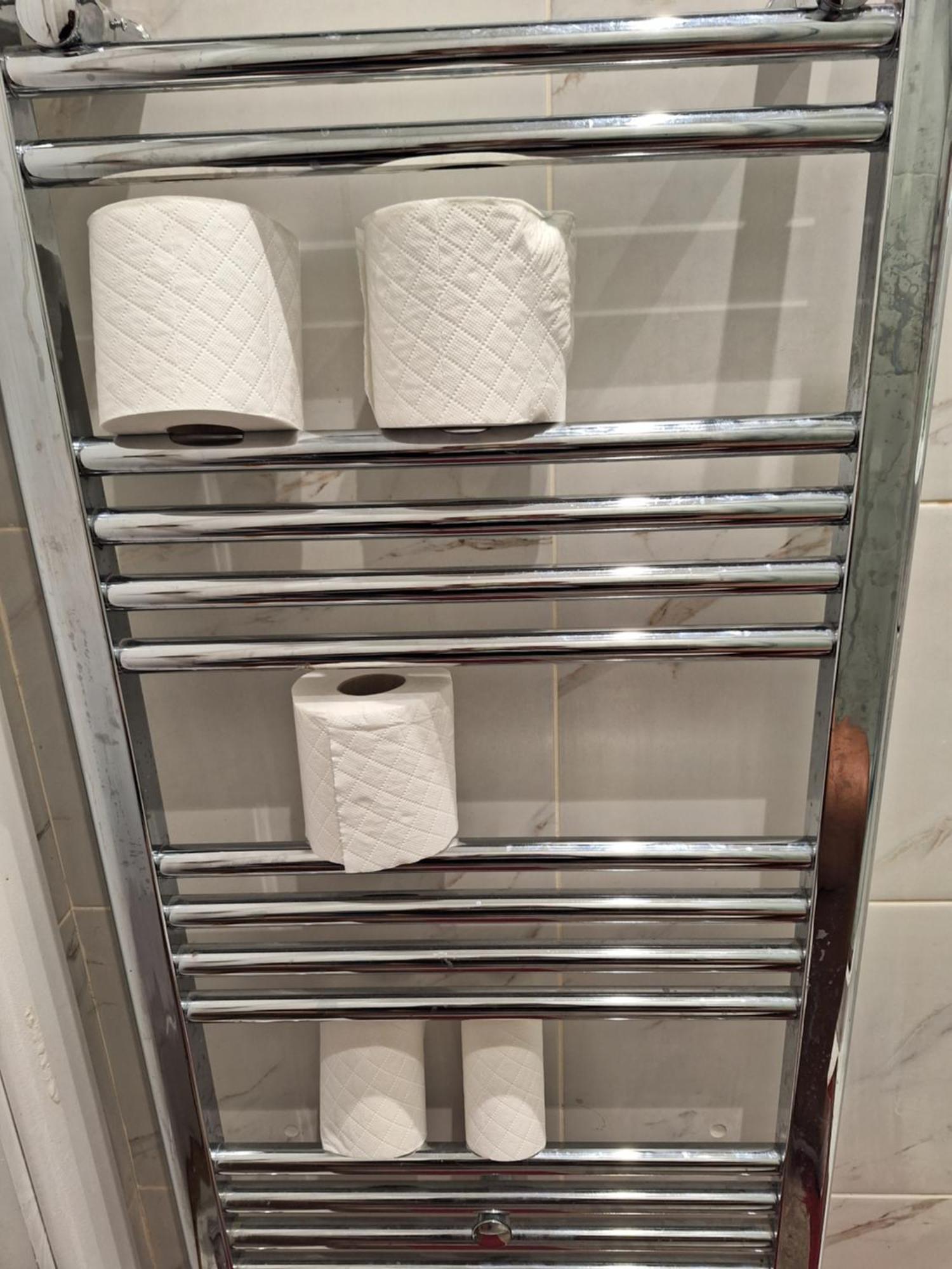 Double With Shared Bathroom In Private Self-contained Flat Will Share With One Other Person In Family House 2 Minutes Walk From Tufnell Park Tube Station 15 Minutes Walk From Camden Town Accommodatie bij particulieren Londen
