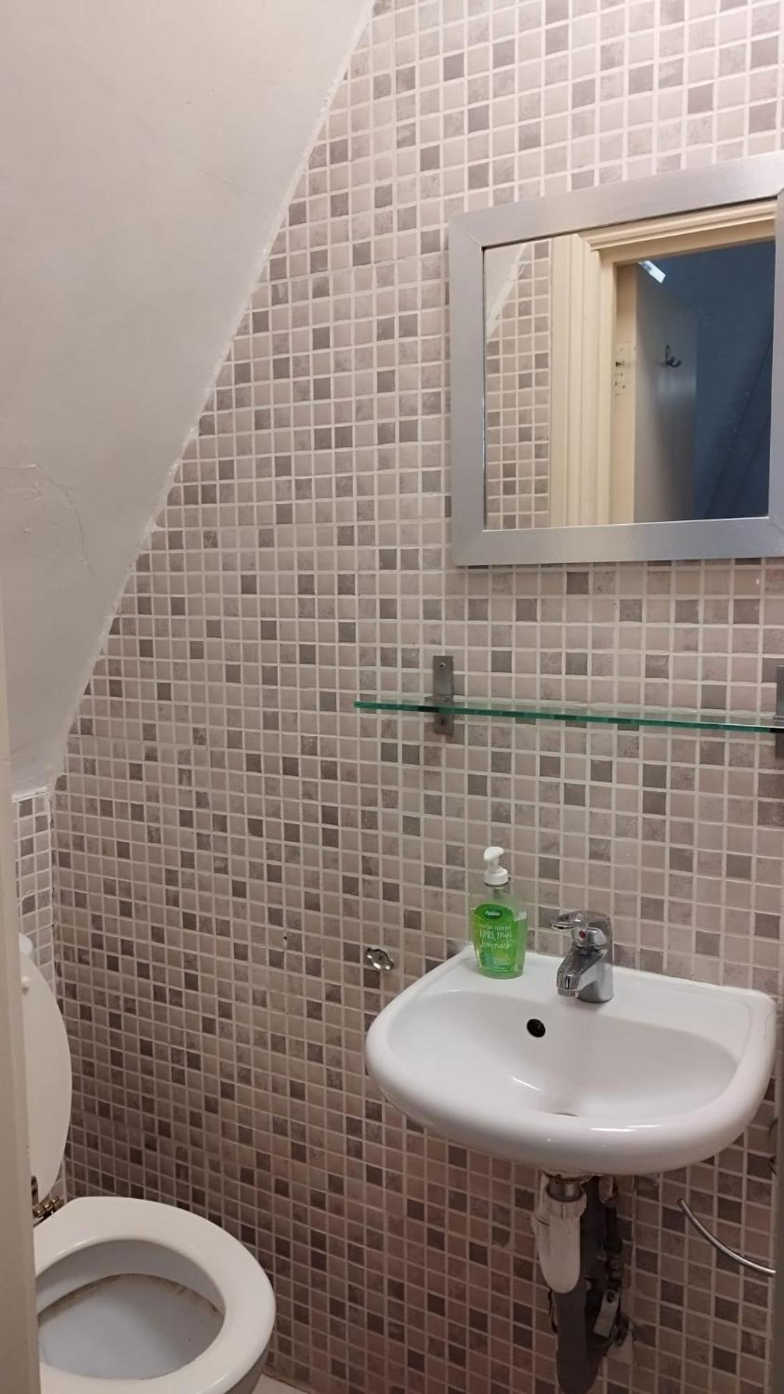 Peaceful Studio-flat With Driveway In Golders Green Londen