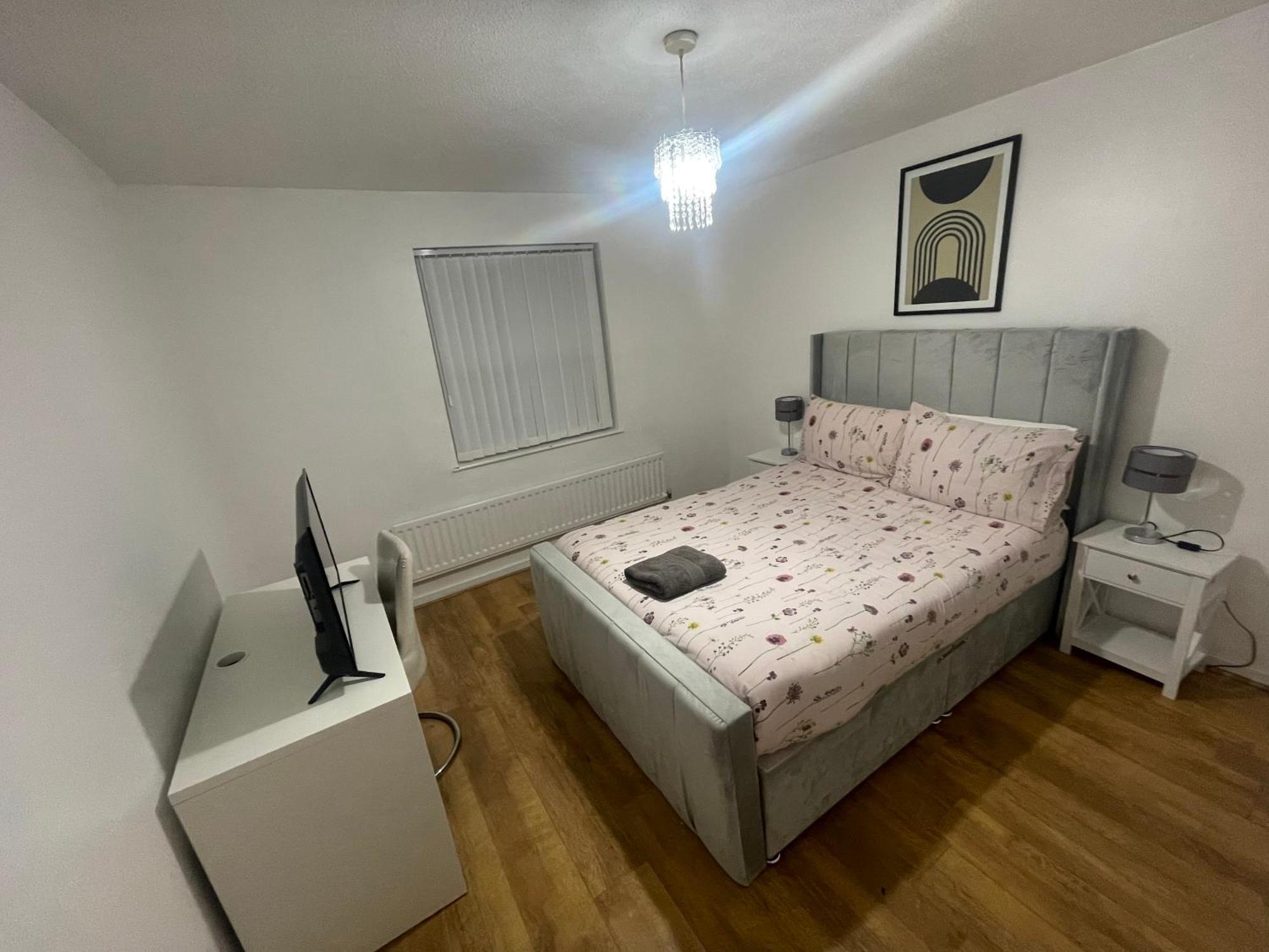Ferienhaus New! 4 Bedroom House With Garden And Lawn London