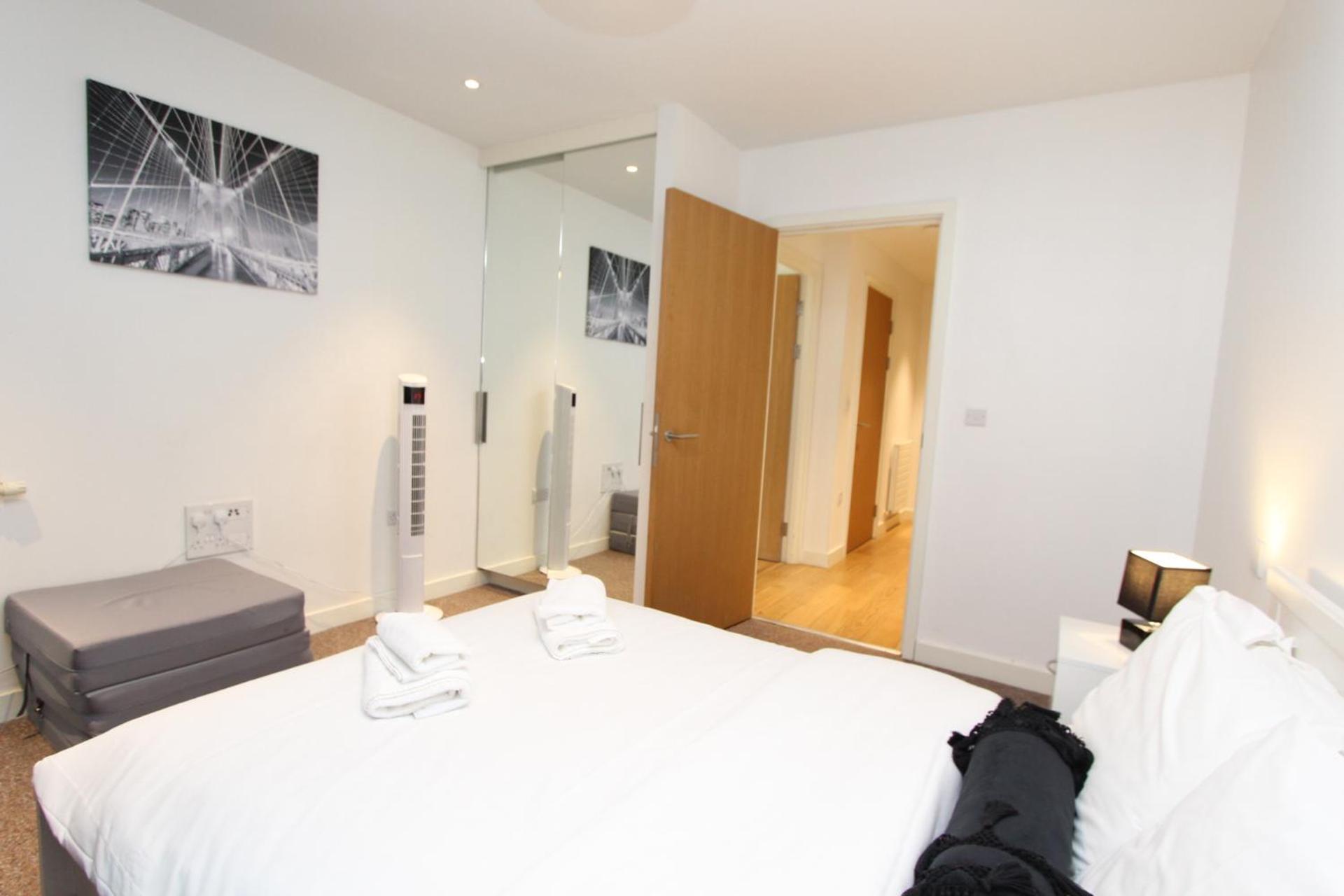 Spacious & Modern 1 Bedroom Close To Station In E16 Appartement