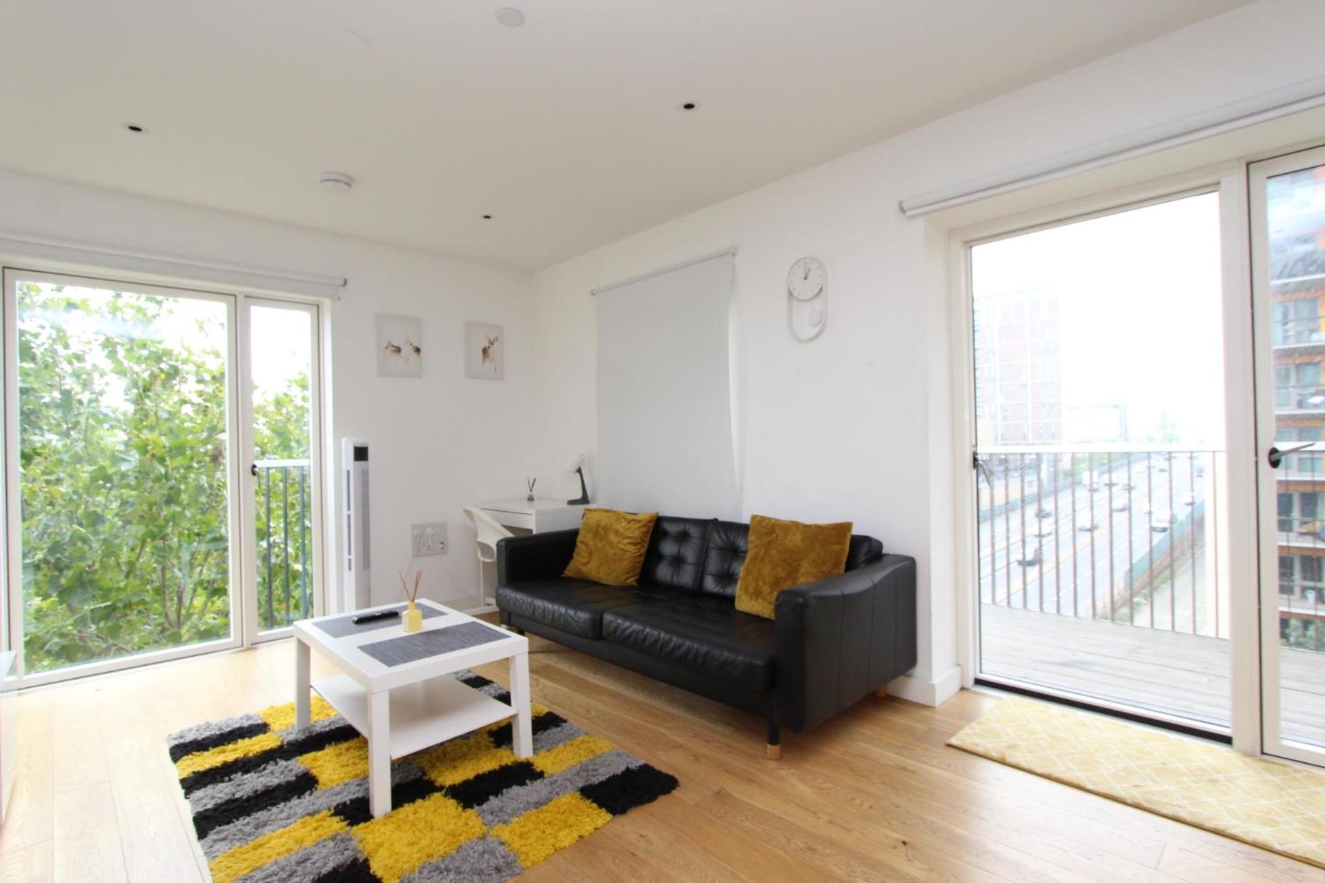 Spacious & Modern 1 Bedroom Close To Station In E16 Appartement
