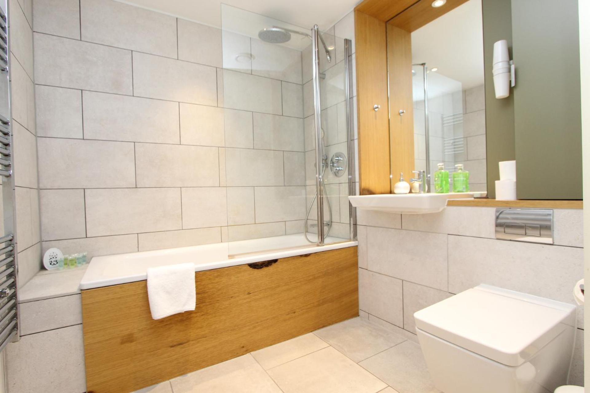 Spacious & Modern 1 Bedroom Close To Station In E16 Londen