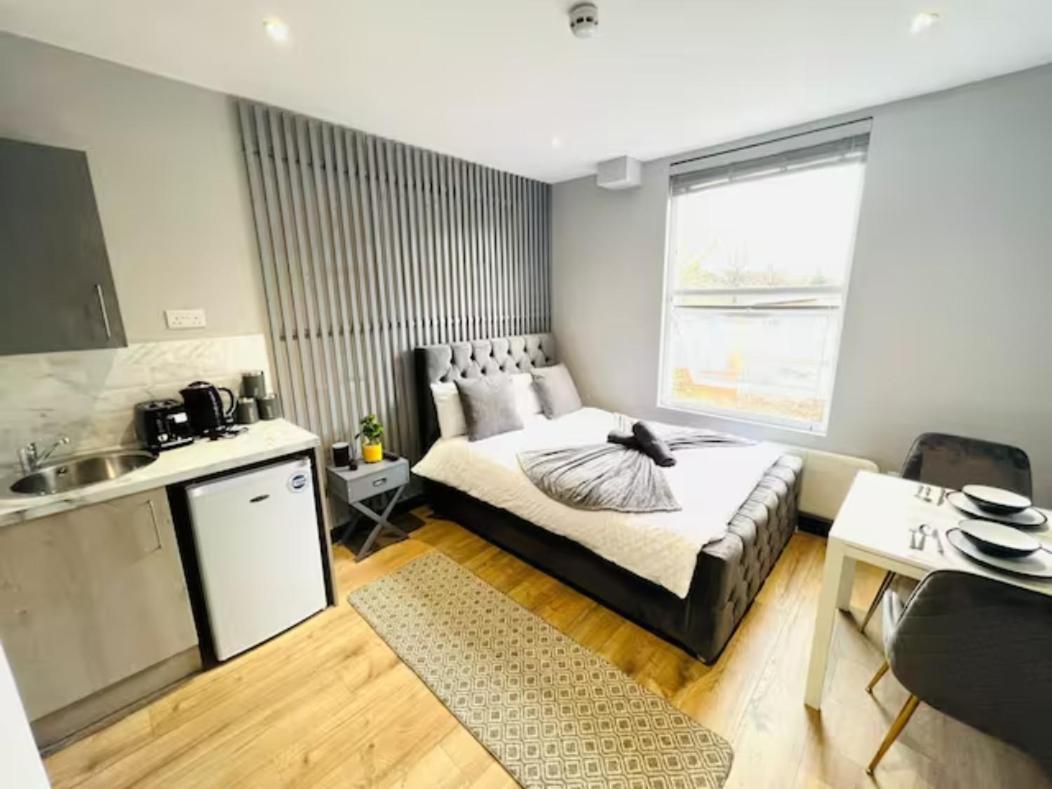 Next To Emirates Stadium Holloway * Londra