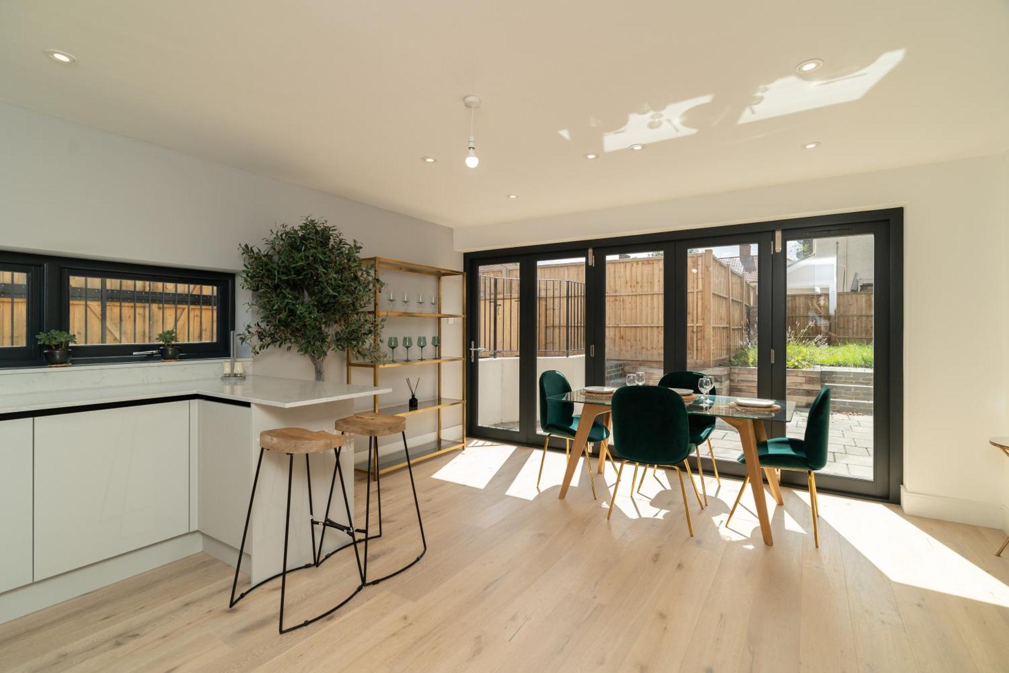 4 Bedrm House Greater London