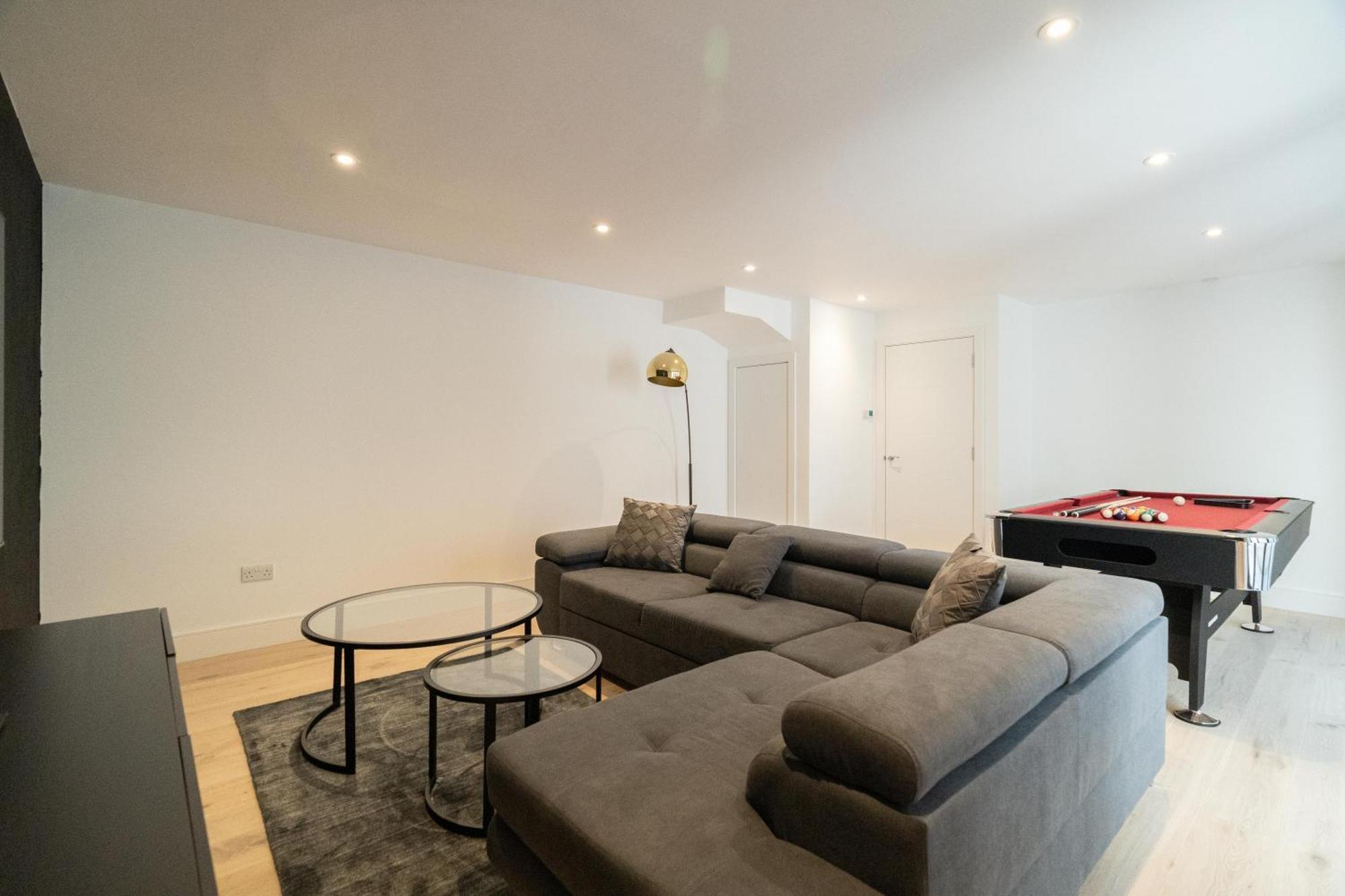 4 Bedrm House Greater London