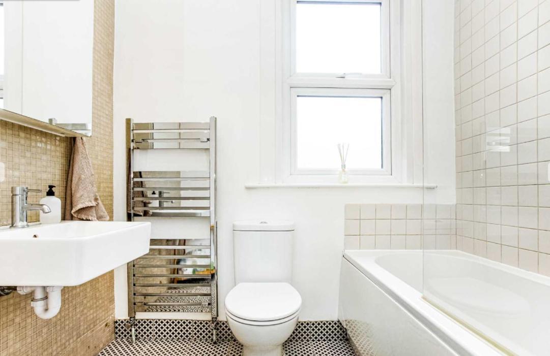 Bright And Stylish 2 Bedroom First Floor Flat * Londra