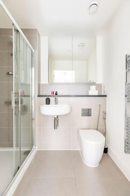 Stylish & Comfortable Top-floor Flat In Harrow Leilighet