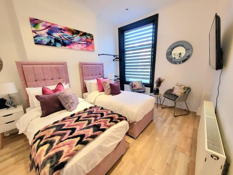 Holiday home Spacious Six Bedrooms House By Sensational Short Lets & Serviced With 13 Beds, Free Parking, Free Wi-fi & Balcony London