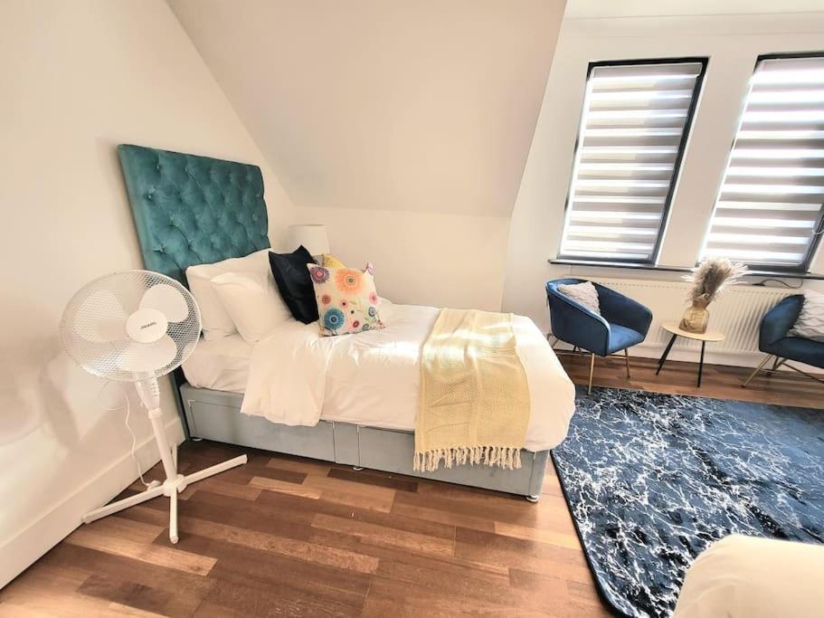Holiday home Spacious Six Bedrooms House By Sensational Short Lets & Serviced With 13 Beds, Free Parking, Free Wi-fi & Balcony *
